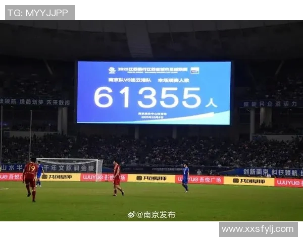 南京足球队以57分稳居联赛积分榜首位追赶者仍在奋力追逐